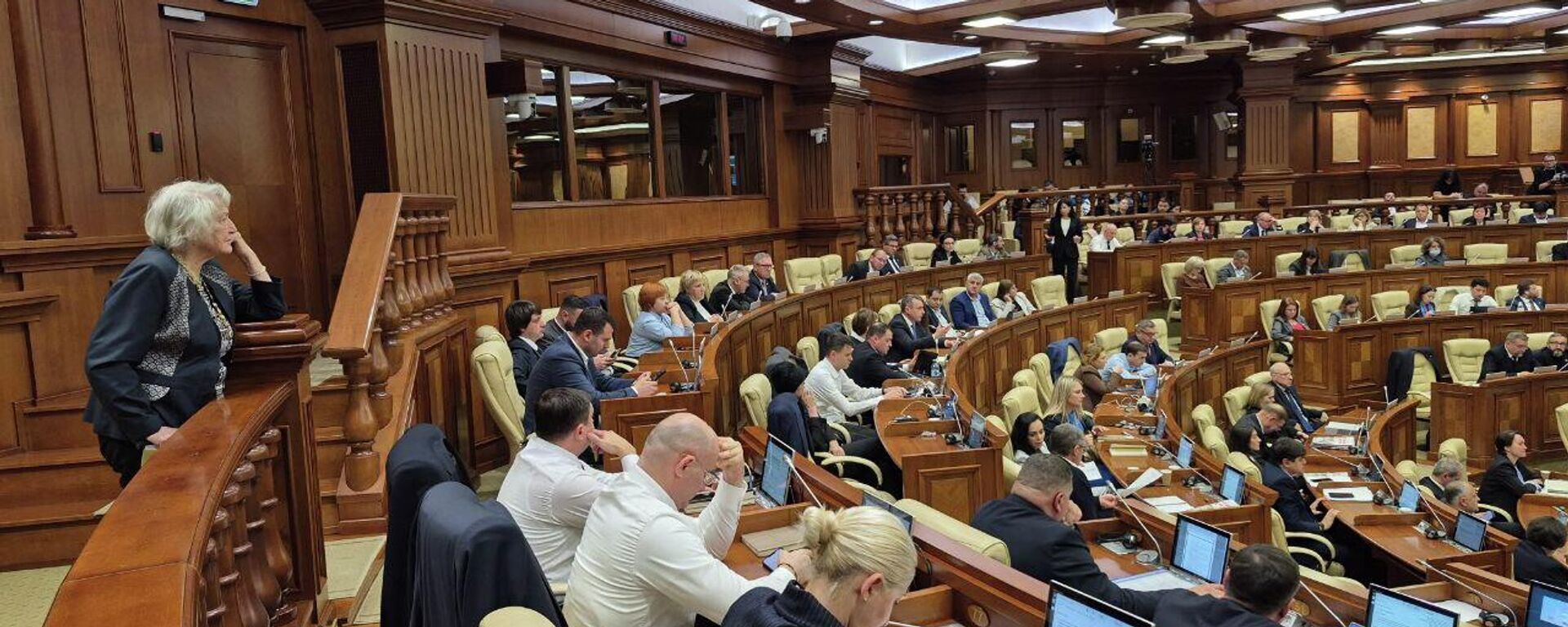 Правящее большинство в Молдове призналось в любви к русскому языку и закрыло Русский дом - Sputnik Молдова, 1920, 13.11.2025