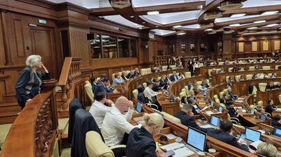 Глава Русской общины Молдовы Людмила Лащенова на заседании парламента