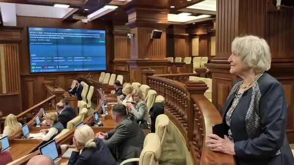 Ludmila Loșcenova, șefa Comunității Ruse și cavaler a Ordinului Republicii, nu a fost lăsată să vorbească în Parlamentul Moldovei pentru a apăra Casa Rusă de Știință și Cultură - Sputnik Moldova