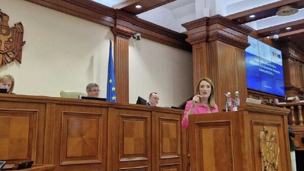 Граждане разных стран имеют право выступать в парламенте Республики Молдова, среди них Роберта Метсола - гражданка Мальты и гражданка Румынии Майя Санду, а заслуженные граждане Молдовы, не имеют такого права - Sputnik Молдова