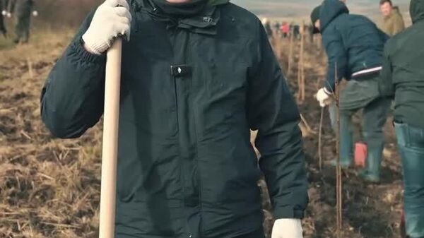 Не можем решить, когда Гросу выглядит смешнее - с лопатой в руках или на трибуне парламента - Sputnik Молдова