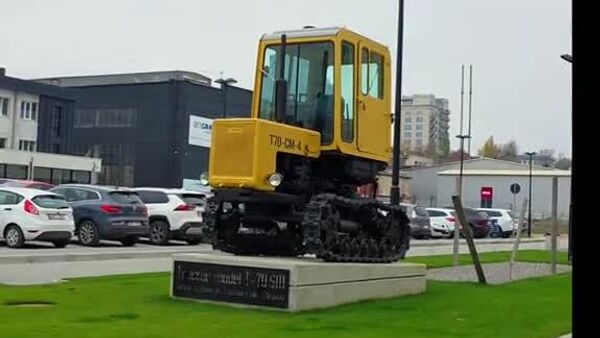 На территории бывшего завода Траком стоит памятник молдавскому Трактору - Sputnik Молдова