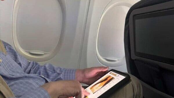 Конгрессмен-демократ, листавший в самолёте фото с полуголыми девушками, обвинил в произошедшем Илона Маска - Sputnik Молдова