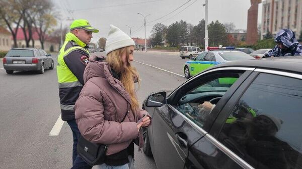 Вот такой искорёженный Мерседес привезли сегодня в центр Тирасполя в День памяти жертв ДТП - Sputnik Молдова