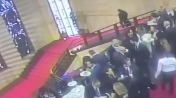 Итальянский чиновник упал в министерстве и пробил исторический витраж 1932 года работы известного художника-футуриста Марио Сирони - Sputnik Молдова