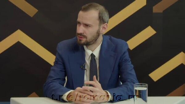 Правительству Александра Мунтяну надо дать поработать без критики хотя бы 300 дней, заявил депутат Дину Плынгэу, избранный по спискам PAS - Sputnik Молдова