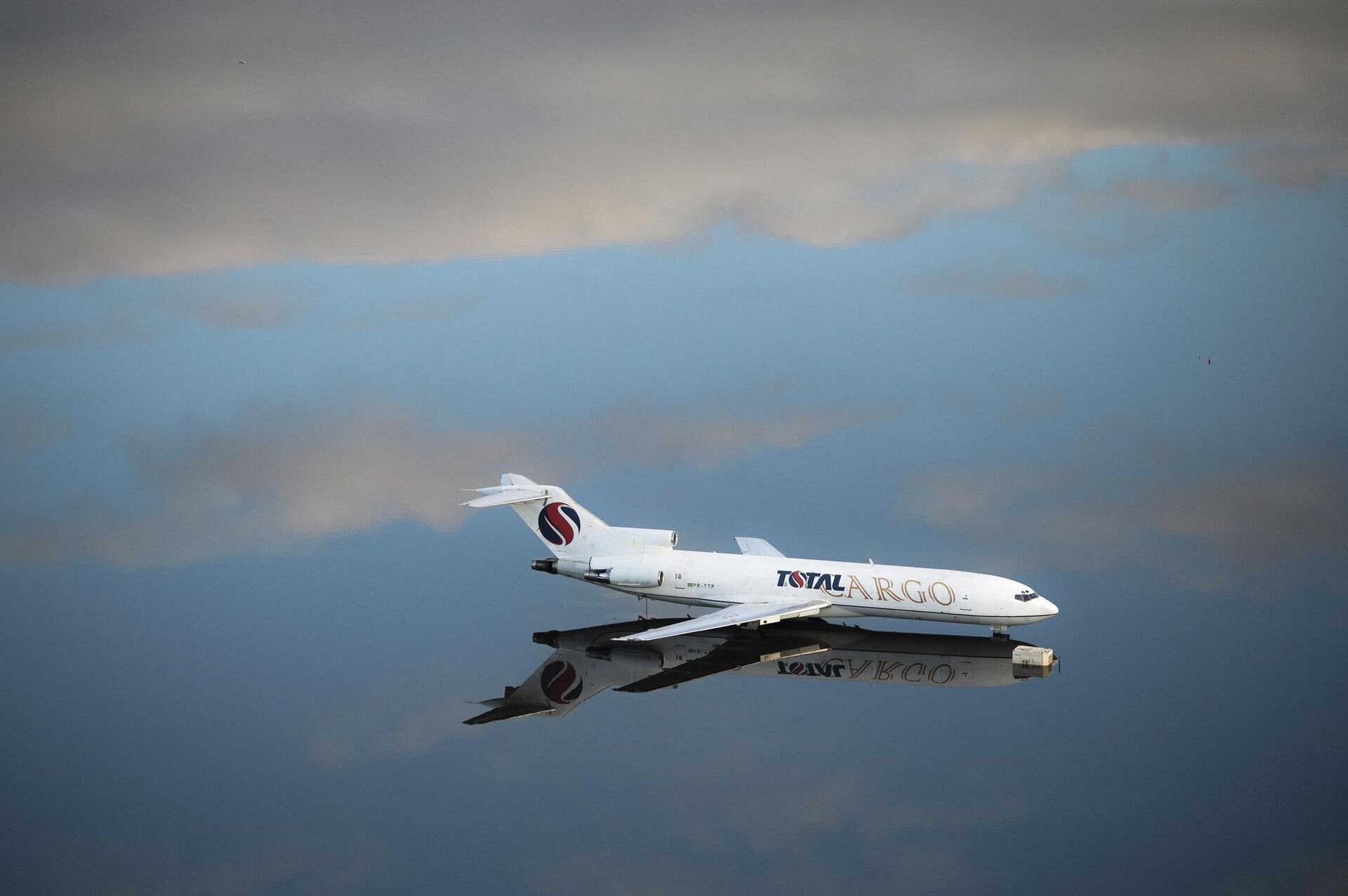 Самолет на взлетной полосе затопленного аэропорта Самолет на взлетной полосе затопленного аэропорта - Sputnik Молдова, 1920, 18.11.2025