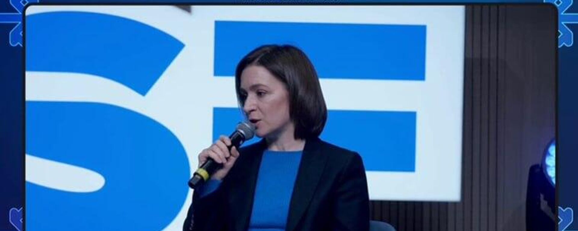 Президентка Молдовы поблагодарила ЕС и НАТО за то, что они вооружают Молдову и увеличивают военные расходы страны - Sputnik Молдова, 1920, 18.11.2025
