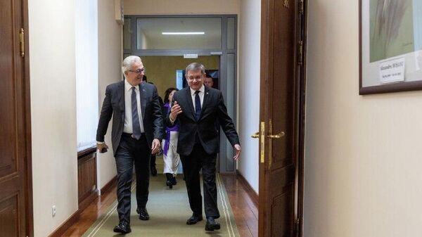 Бодрым шагом в Европу: спикер парламента Игорь Гросу встретился сегодня с председателем ПАСЕ Теодоросом Русопулосом - Sputnik Молдова