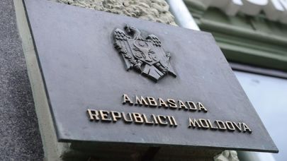 Табличка у входа в посольство Республики Молдова в Москве.