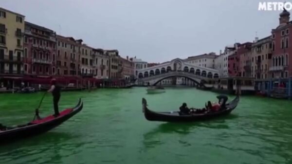 Экоактивисты во главе с Гретой Тунберг вылили краситель в Гранд-канал Венеции — вода стала ярко-зелёной - Sputnik Молдова