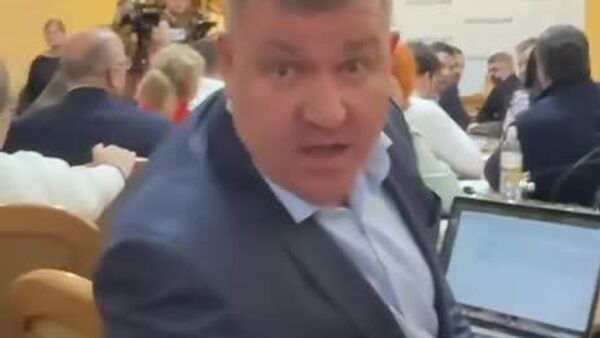 Țipete și strigăte ca la gura cortului în CMC: Denis Șova îi acuză pe consilierii de la PAS că se opun plății la timp a salariilor cadrelor didactice, în timp ce unul dintre consilierii guvernării se justifică, invocând faptul că ei sunt pentru plata legală a salariilor respective - Sputnik Moldova