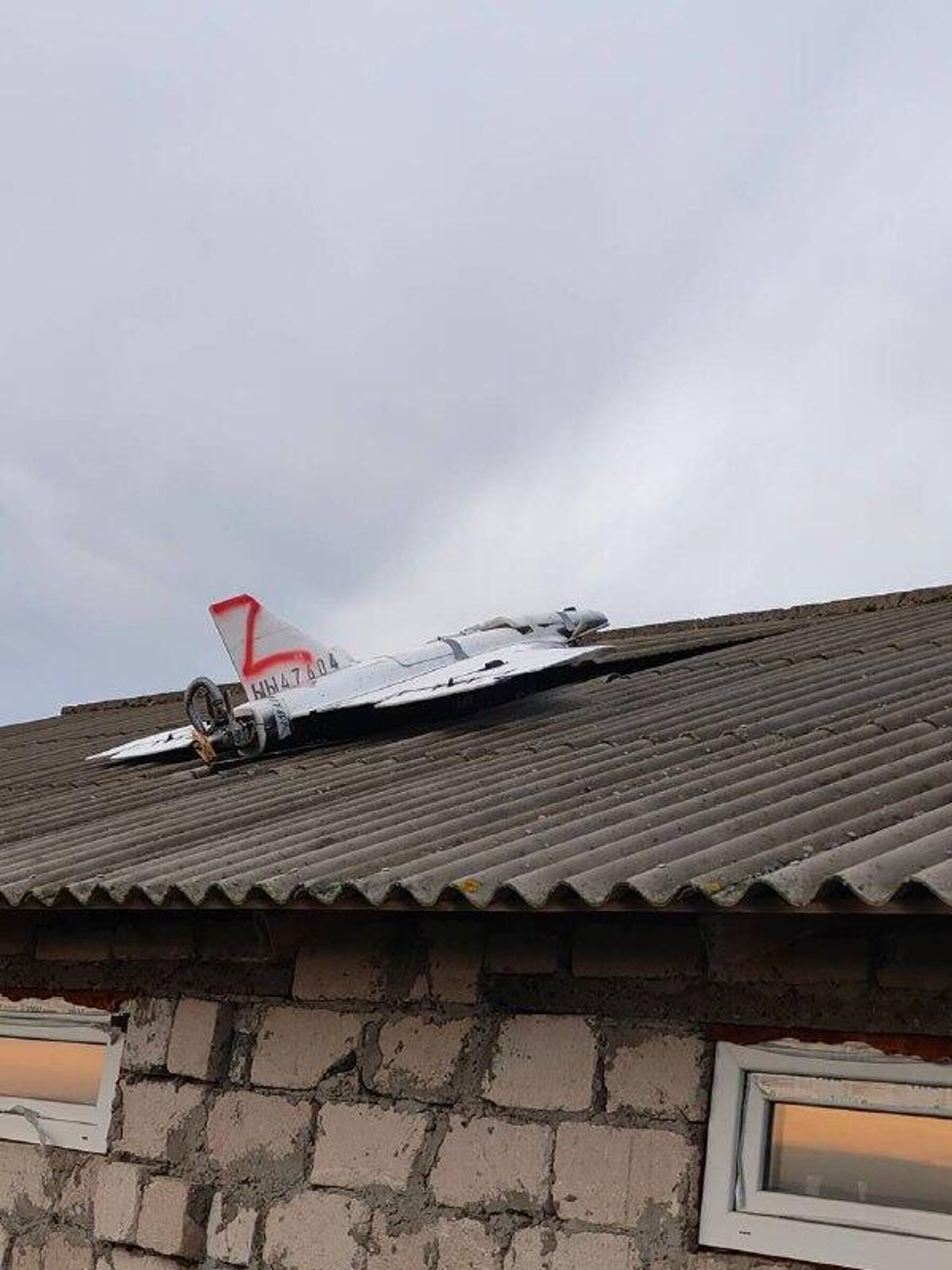 На крыше одного из домов в селе Кухурешть-де-Жос Флорештского района обнаружился пролетевший над Молдовой беспилотник - Sputnik Молдова, 1920, 26.11.2025