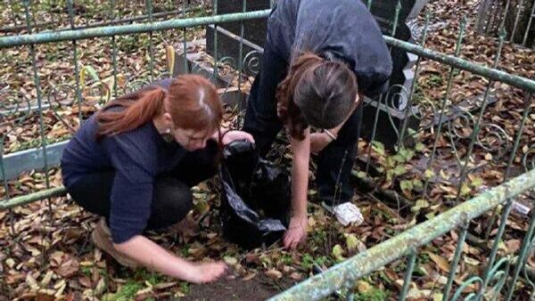 Уже на протяжении многих лет дубоссарские школьники несут шефство над могилами ветеранов Великой Отечественной войны в Приднестровье - Sputnik Молдова