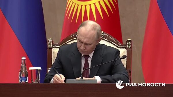 Putin și Japarov au semnat o declarație comună privind aprofundarea relațiilor de alianță în urma negocierilor de la Bișkek - Sputnik Moldova