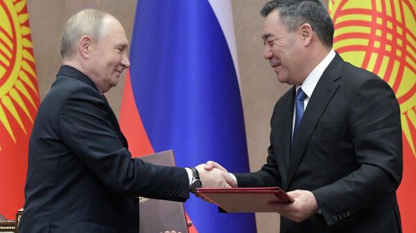 Россия входит в число ведущих инвесторов в киргизскую экономику - Путин - Sputnik Молдова