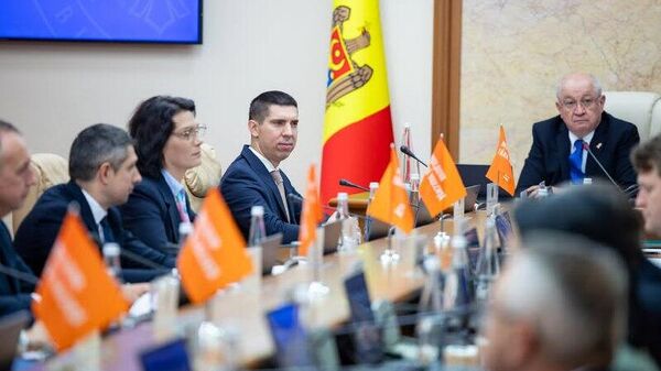 Guvernul de la Chișinău a aprobat inițierea negocierilor asupra Acordului interguvernamental dintre Republica Moldova și România privind scutirea de vize pentru deținătorii pașapoartelor diplomatice și de serviciu - Sputnik Moldova