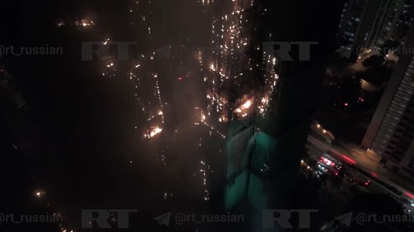 Un video ca dintr-un film despre apocalipsă — filmarea de pe dronă a clădirilor înalte în flăcări din Hong Kong - Sputnik Moldova