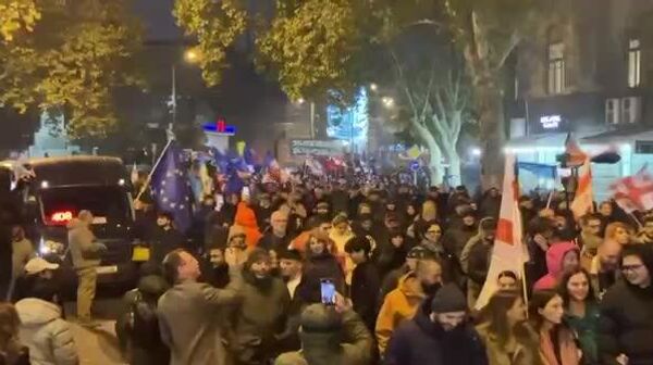 Сторонники грузинской оппозиции устроили шествие в Тбилиси в годовщину протестов против решения властей приостановить переговоры о вступлении страны в ЕС до 2028 года - Sputnik Молдова