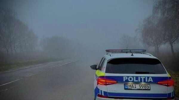 Poliția Națională informează participanții la trafic că, în mai multe zone ale Moldovei persistǎ ceața densă, iar pe alocuri sunt semnalate ploi, care generează vizibilitate redusă și carosabil umed - Sputnik Moldova