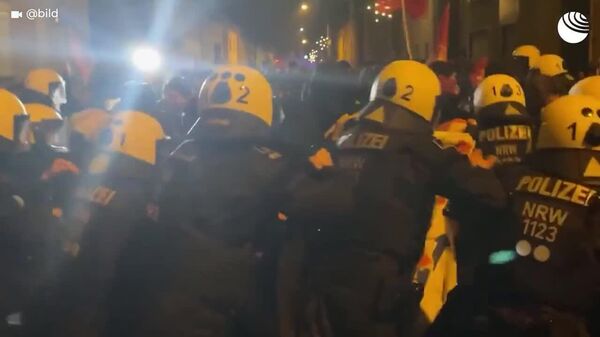 Около 20 тысяч человек вышли на акции протеста в ФРГ из-за съезда молодежного крыла партии Альтернатива для Германии - Sputnik Молдова