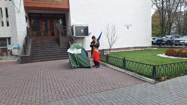 Chiar în inima Chișinăului, în fața clădirii Ministerului Justiției, se desfășoară o dramă personală - Sputnik Moldova