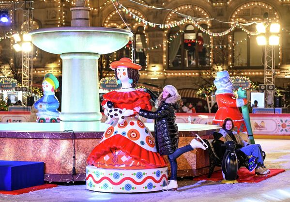 Веселые барышни, всадники, сказочные звери и птицы создают живую и самобытную атмосферу, объединившую современность и культурное наследие. Веселые барышни, всадники, сказочные звери и птицы создают живую и самобытную атмосферу, объединившую современность и культурное наследие. - Sputnik Молдова