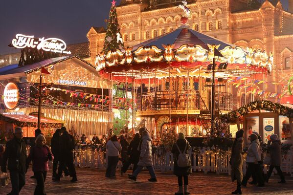 Торжественное открытие ГУМ-катка состоялось в Москве в воскресенье, он открылся в юбилейный 20-й раз. Торжественное открытие ГУМ-катка состоялось в Москве в воскресенье, он открылся в юбилейный 20-й раз. - Sputnik Молдова