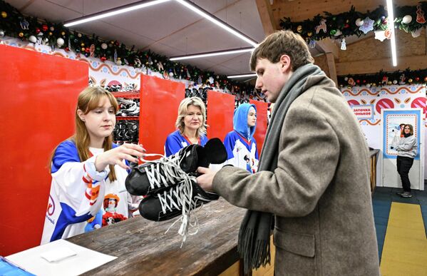 Для начинающих любителей покататься работает прокат коньков. Для начинающих любителей покататься работает прокат коньков. - Sputnik Молдова