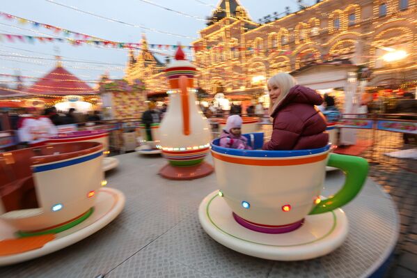 Глиняный сувенир родом из Вятки легко узнать по белому фону, расписанному насыщенными цветами, кругами и геометрическими узорами. Глиняный сувенир родом из Вятки легко узнать по белому фону, расписанному насыщенными цветами, кругами и геометрическими узорами. - Sputnik Молдова