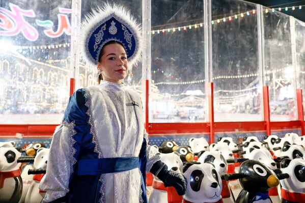 В этом сезоне основной темой оформления ледовой площадки стала дымковская игрушка В этом сезоне основной темой оформления ледовой площадки стала дымковская игрушка - Sputnik Молдова