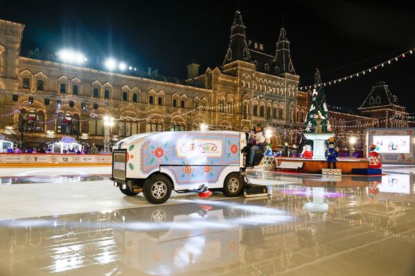 Ледовое покрытие катка – искусственное. Под ним прокладывают десятки километров труб с хладагентом и запускают мощную холодильную установку. Ледовое покрытие катка – искусственное. Под ним прокладывают десятки километров труб с хладагентом и запускают мощную холодильную установку. - Sputnik Молдова