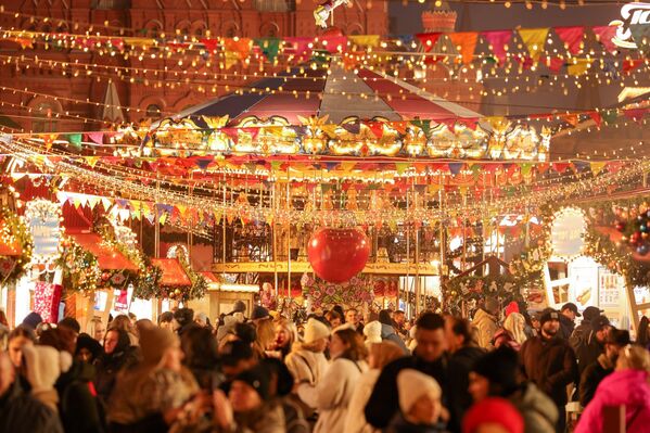 Новогодняя ярмарка рядом с ГУМ-катком на Красной площади в Москве. Новогодняя ярмарка рядом с ГУМ-катком на Красной площади в Москве. - Sputnik Молдова