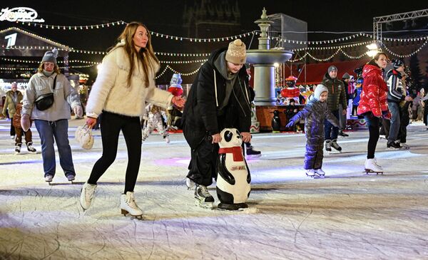 Добрая традиция ГУМ-катка - первые четыре утренних сеанса в будние дни бесплатные. Добрая традиция ГУМ-катка - первые четыре утренних сеанса в будние дни бесплатные. - Sputnik Молдова