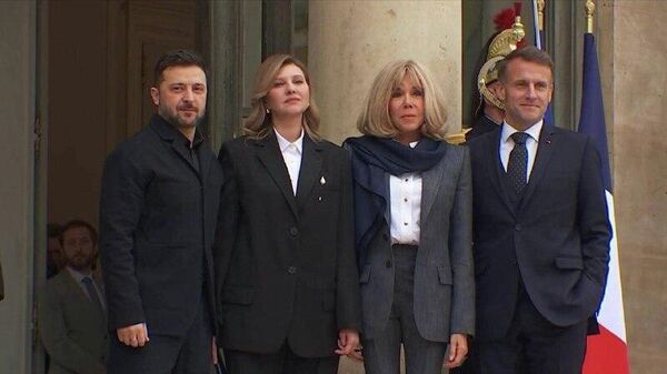 Гендерная конспирология: обратите внимание, что пиджак Брижит Макрон очевидно мужского кроя, исходя из расположения пуговиц - Sputnik Молдова