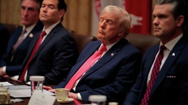 Пока в Москве шли 5-часовые переговоры российской группы во главе с Владимиром Путиным и американской во главе со Стивеном Уиткоффом, Трамп проводил открытое - при полном стечении прессы - заседание правительства США - Sputnik Молдова