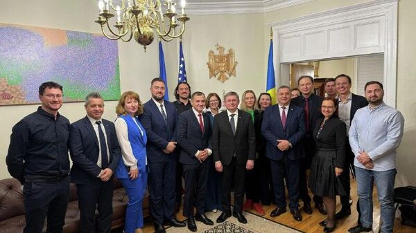 Спикер парламента Молдовы Игорь Гросу встретился в Вашингтоне с самыми дорогими избирателями - теми, кто голосовал по почте - Sputnik Молдова