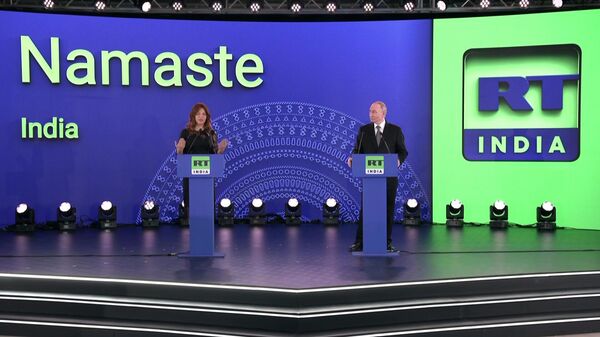 Владимир Путин и Маргарита Симоньян на церемонии запуска вещания телеканала RT India в Нью-Дели - Sputnik Молдова