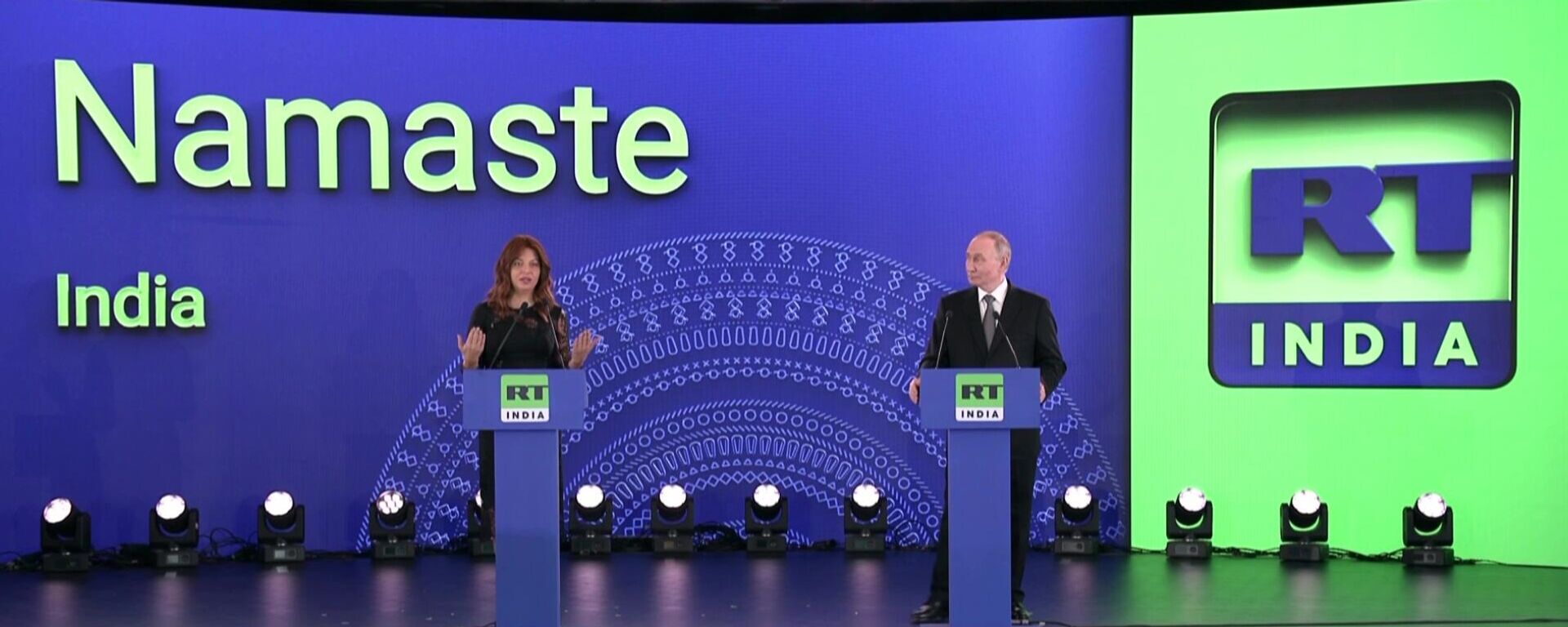Владимир Путин и Маргарита Симоньян на церемонии запуска вещания телеканала RT India в Нью-Дели - Sputnik Молдова, 1920, 05.12.2025