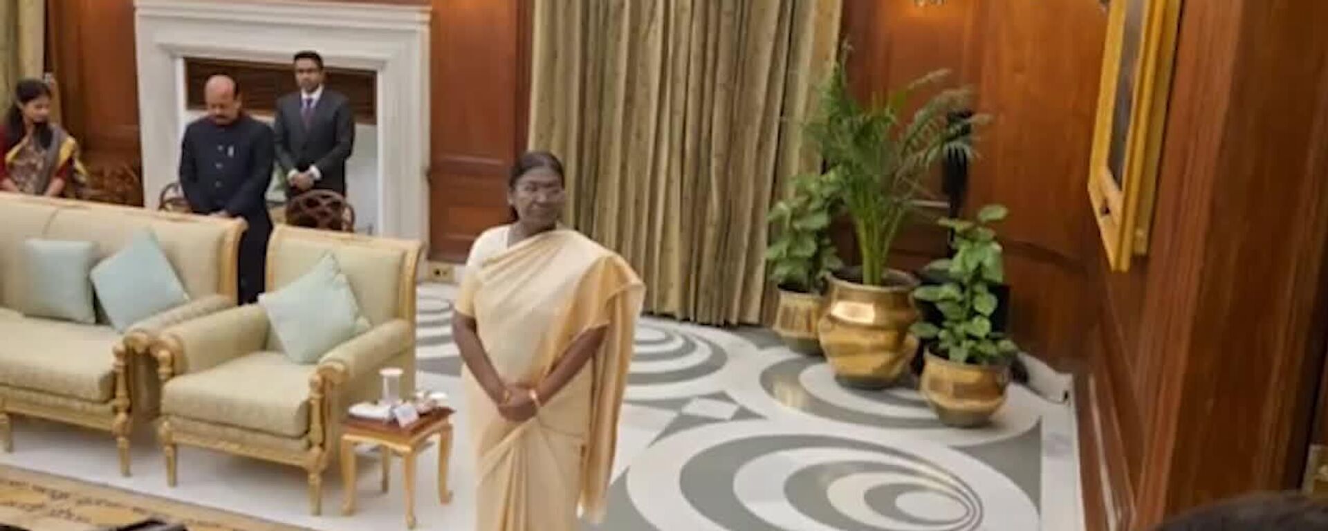 Владимир Путин начал встречу с Президентом Индии Дроупади Мурму - Sputnik Молдова, 1920, 05.12.2025