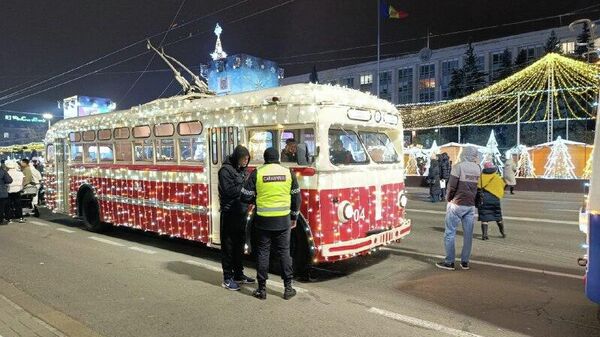 Atmosfera din centrul Chișinăului, târgul de iarnă, deschis oficial și s-au aprins luminile bradului de Crăciun - Sputnik Moldova