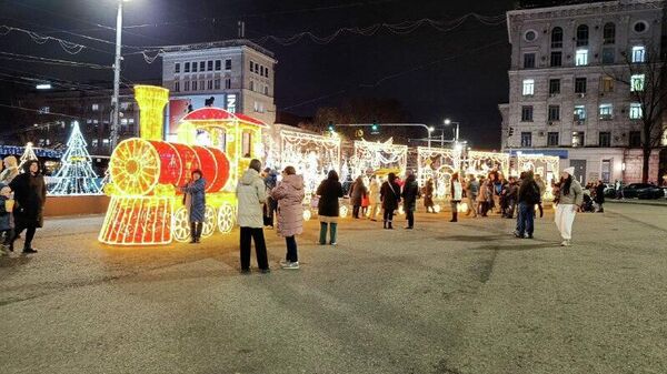 Атмосфера в центре Кишинева — праздничная ярмарка официально открыта, зажгли огни на новогодней елочке - Sputnik Молдова