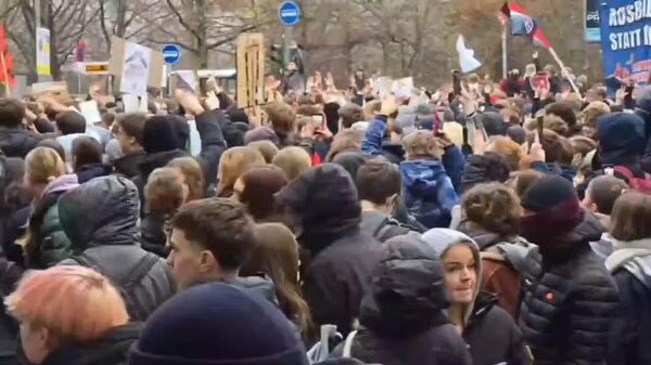 В почти сотне городов Германии прошли массовые студенческие протесты против реформы федерального правительства относительно службы в бундесвере, на которых были замечены и старшеклассники - Sputnik Молдова