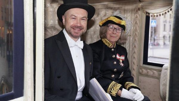 Если вы подумали, что это бал в XIX веке, то нет, - это посол Молдовы в Швеции Виорел Урсу принял участие в церемонии вручения верительных грамот королю Карлу XVI Густаву - Sputnik Молдова