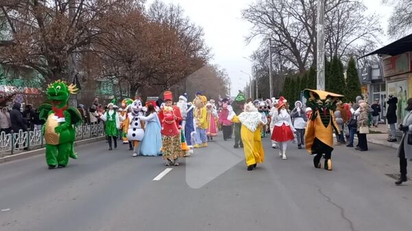 По улицам Рыбницы сегодня прошел парад сказочных героев - Sputnik Молдова