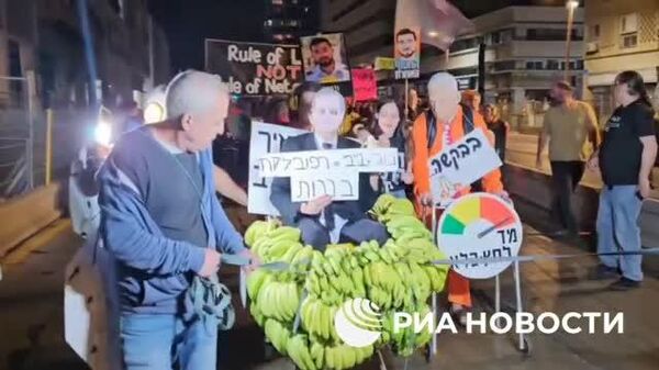 Сотни людей вышли сегодня на митинг в Тель-Авиве, протестуя против возможного помилования Нетаньяху - Sputnik Молдова