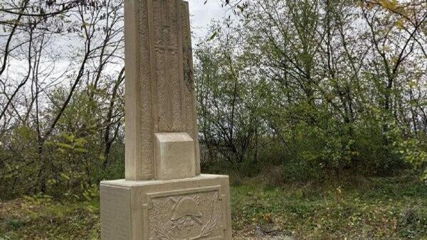 Ассоциация по героизации нацизма Monumentum на въезде в город Атаки возводит памятный крест в честь Стана Поеташа, румынского генерала времён первой румынской оккупации, убитого повстанцами в 1919 году - Sputnik Молдова