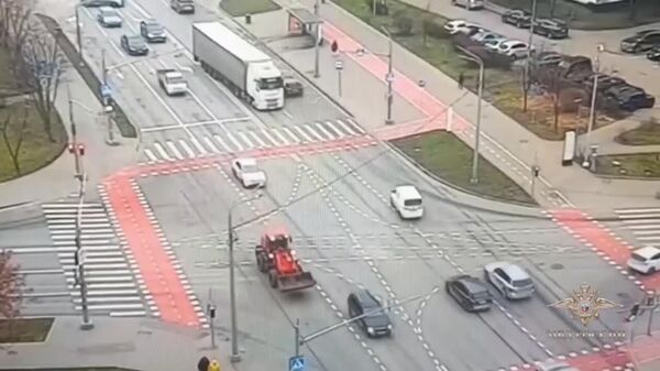 Un angajat al Poliției Rutiere din Moscova a prevenit un accident rutier, oprind un camion al cărui șofer își pierduse cunoștința, au declarat reprezentanții Ministerului de Interne - Sputnik Moldova