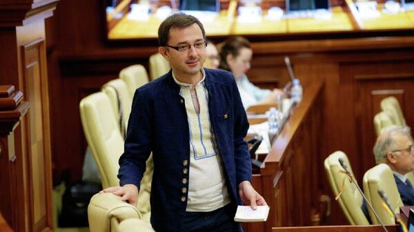 Presa moldovenească l-a depistat pe fostul deputat PAS Vitali Gavrouc, considerat favorit la preluarea conducerii Liceului Republican de Muzică „Serghei Rahmaninov”, că apare în unele documente publice deținând conturi bancare și având venituri provenite din Federația Rusă, potrivit realitatea - Sputnik Moldova