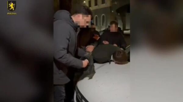 Polițiștii din Bălți au reținut trei tineri de 18, 20 și 21 de ani, originari din Telenești și regiunea transnistreană, suspectați de implicare într-o schemă de escrocherie cunoscută sub numele „Ruda implicată în accident” - Sputnik Moldova